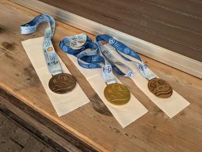 /images/2026/ehrung-alina-schmid/medaillen_gold_silber_bronze.webp