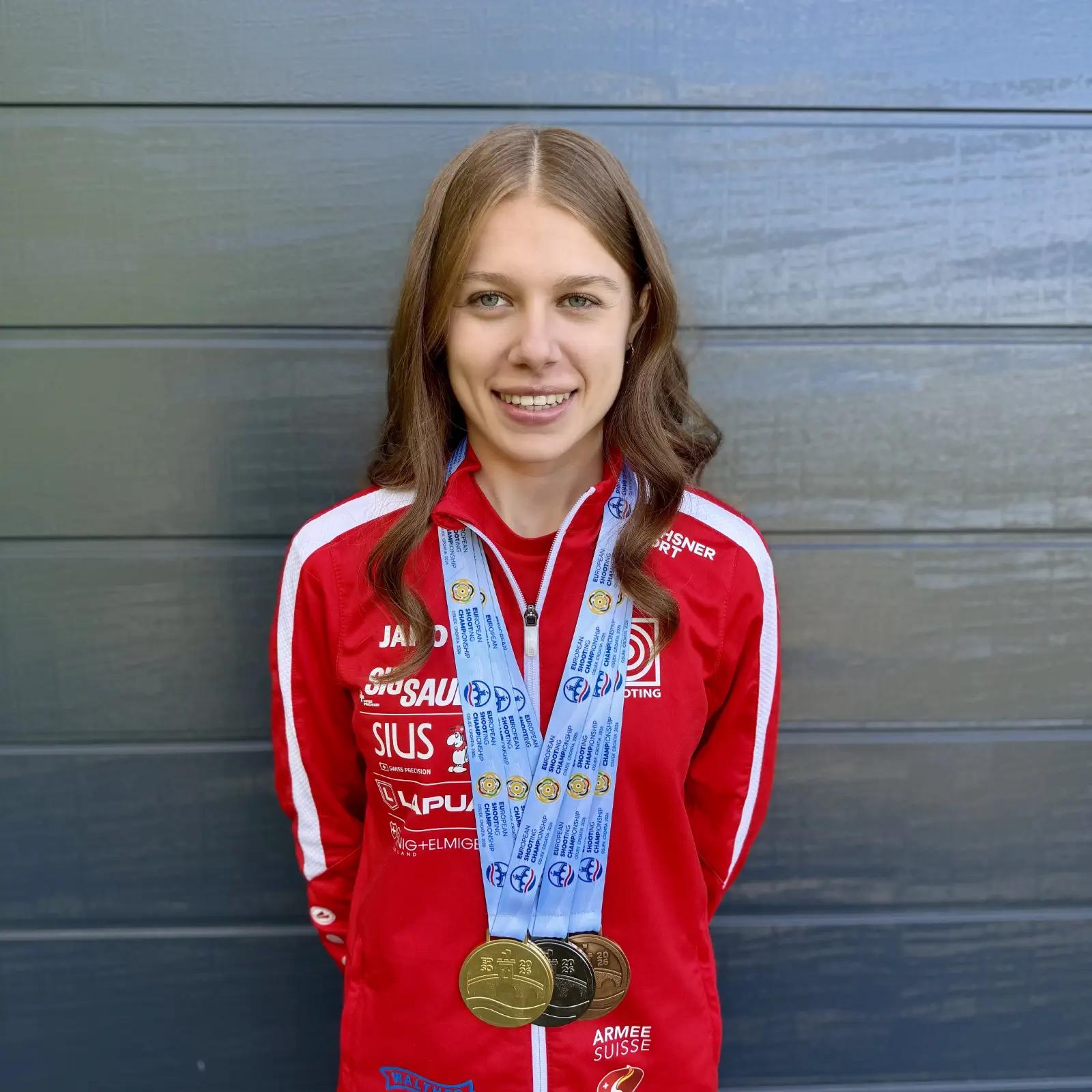 Alina Schmid mit Gold-, Silber- und Bronzemedaille der Junioren-EM Osijek