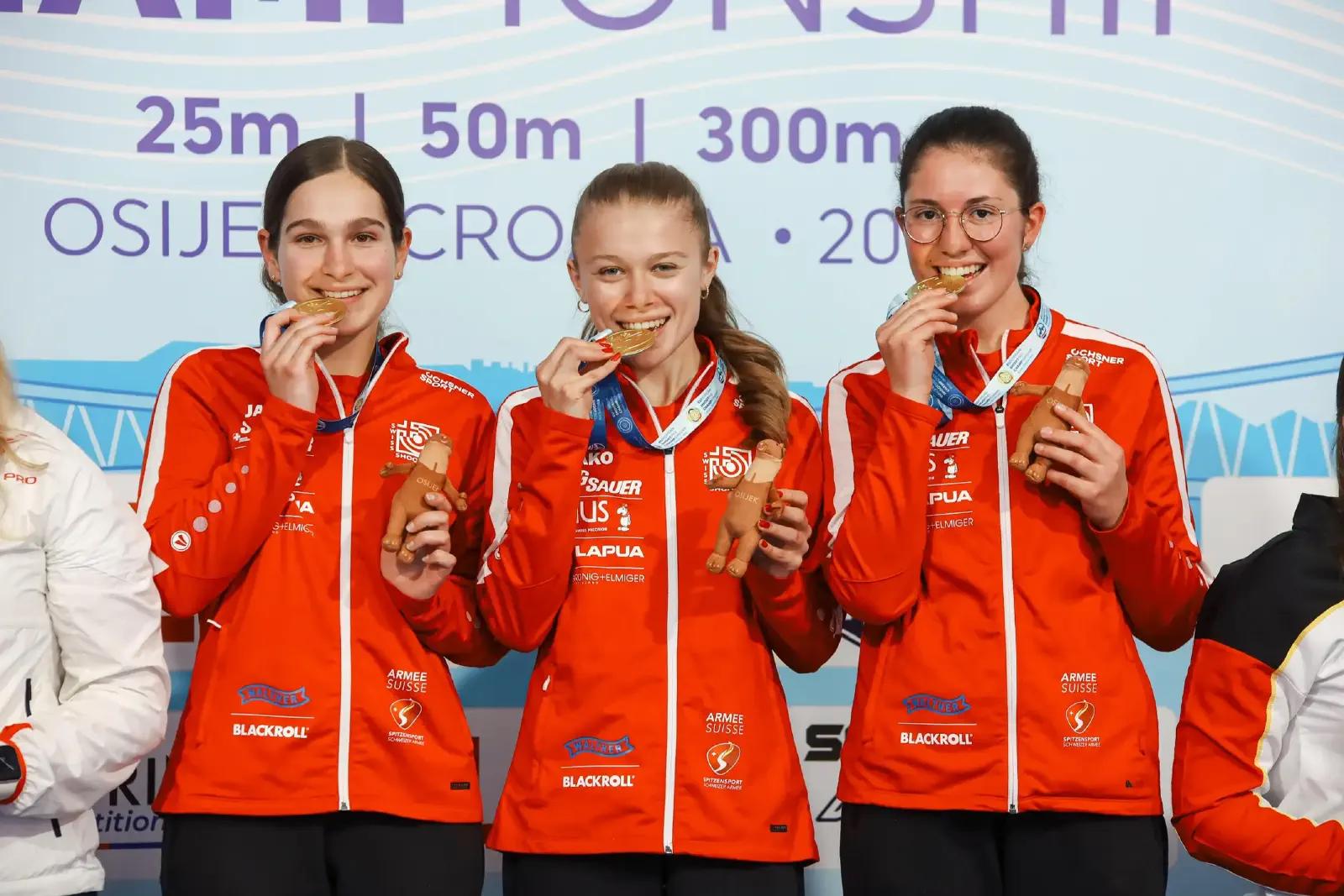 Goldmedaille im Trio Dreistellung: Ekaterina Chenikova, Alina Schmid und Martina Herrli auf dem Podest
