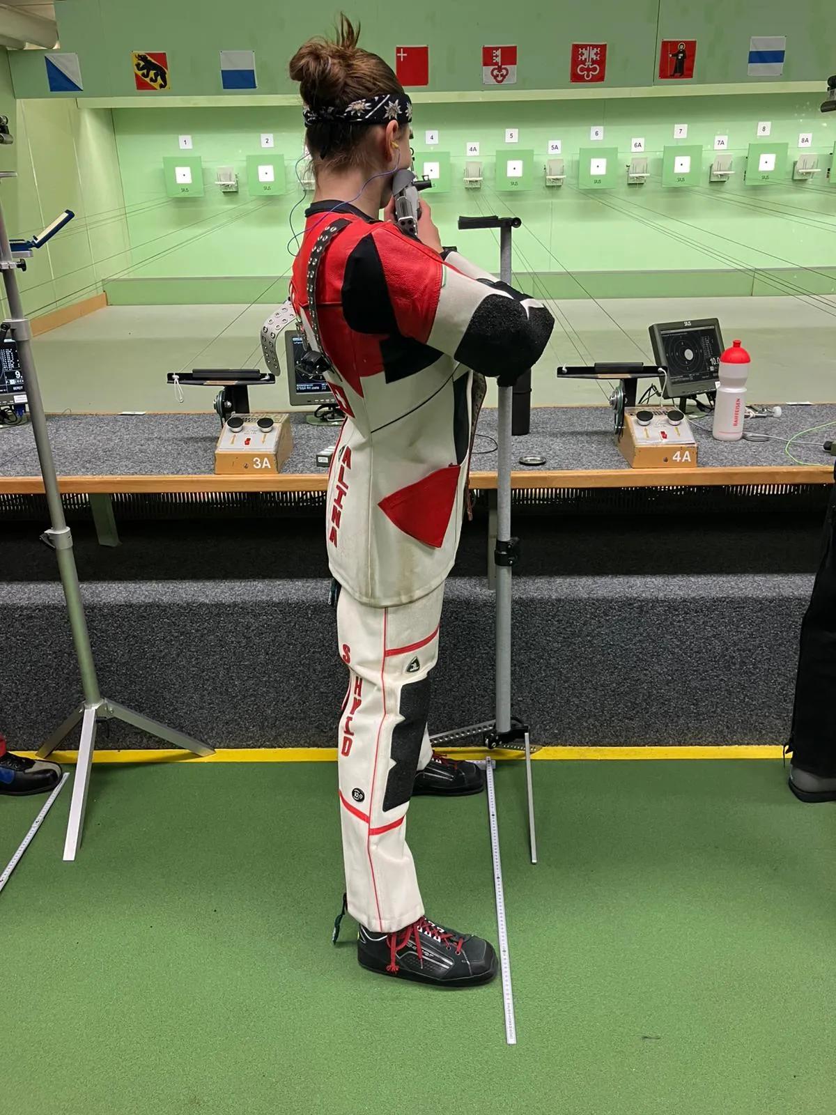 Joelle Bürki am Stand im Schiesssportzentrum Luzern