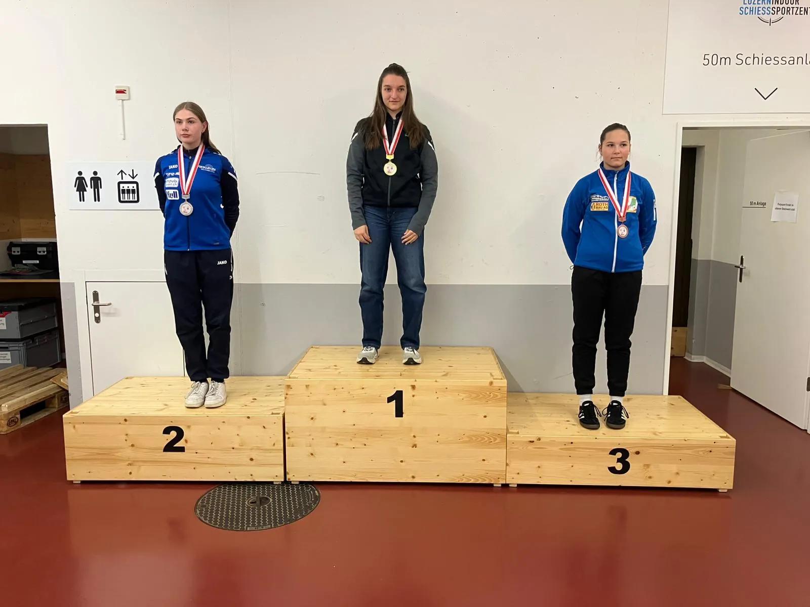 Podest U17: Joelle Bürki (rechts) gewinnt Bronze