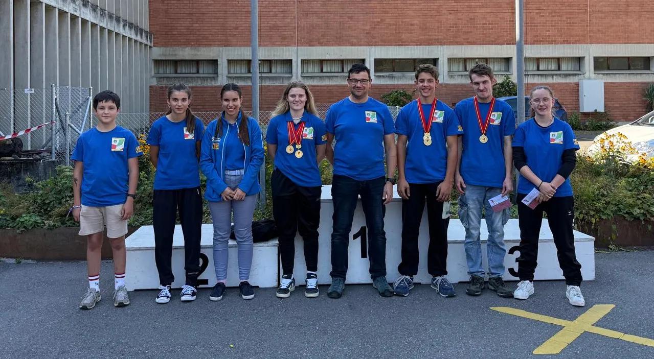 Die Delegation des KK Buchholterberg am kantonalen Juniorenfinal in Thun Guntelsey. Von links: Roman Bärtschi, Livia Dummermuth, Vanessa Blaser, Sara Fahrni, Ernst Wyttenbach, Diego Ineichen, Silas Künzi, Lorena Dummermuth