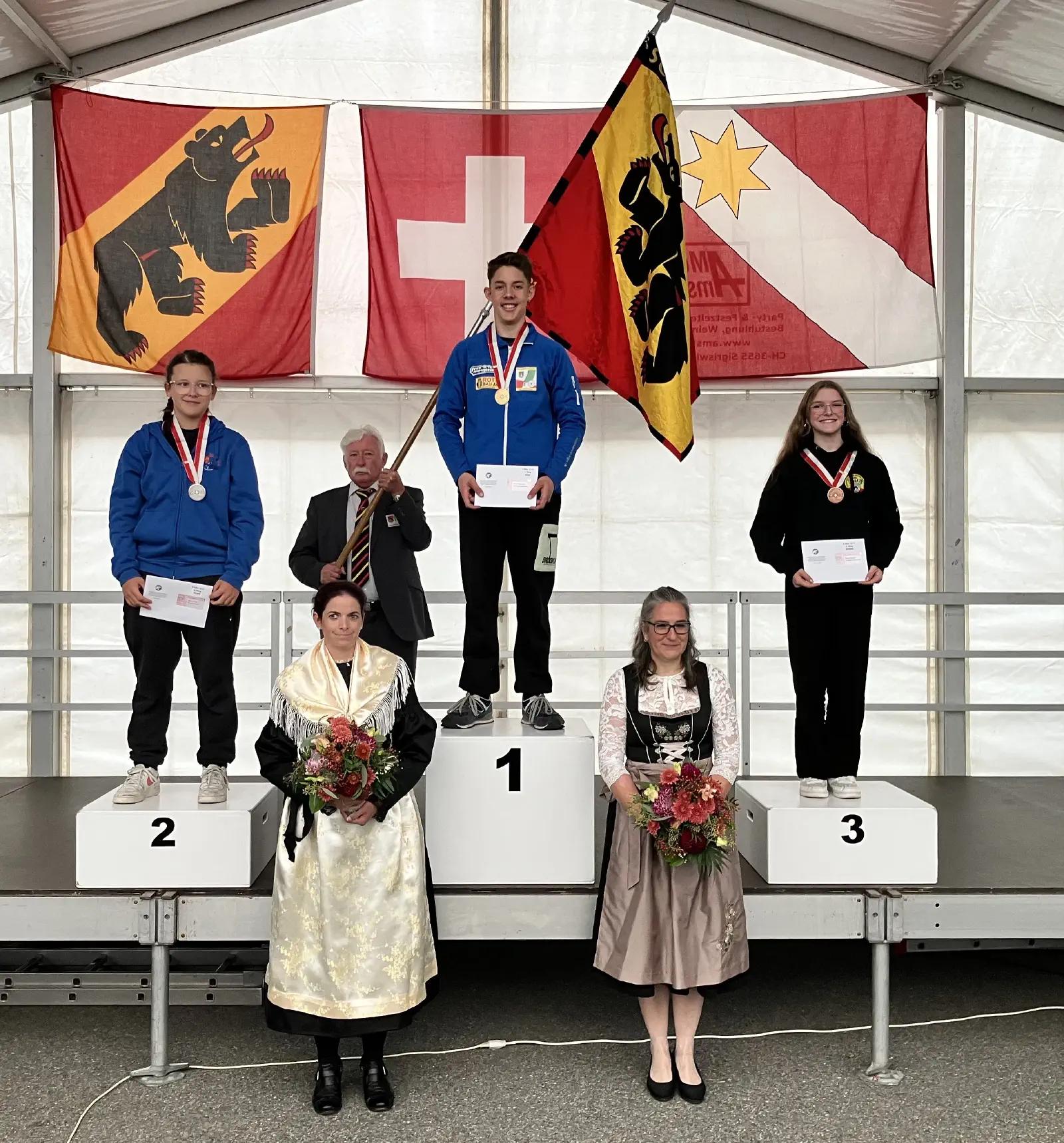 Siegerehrung Gewehr 50m U17 mit Diego Ineichen zuoberst auf dem Podest