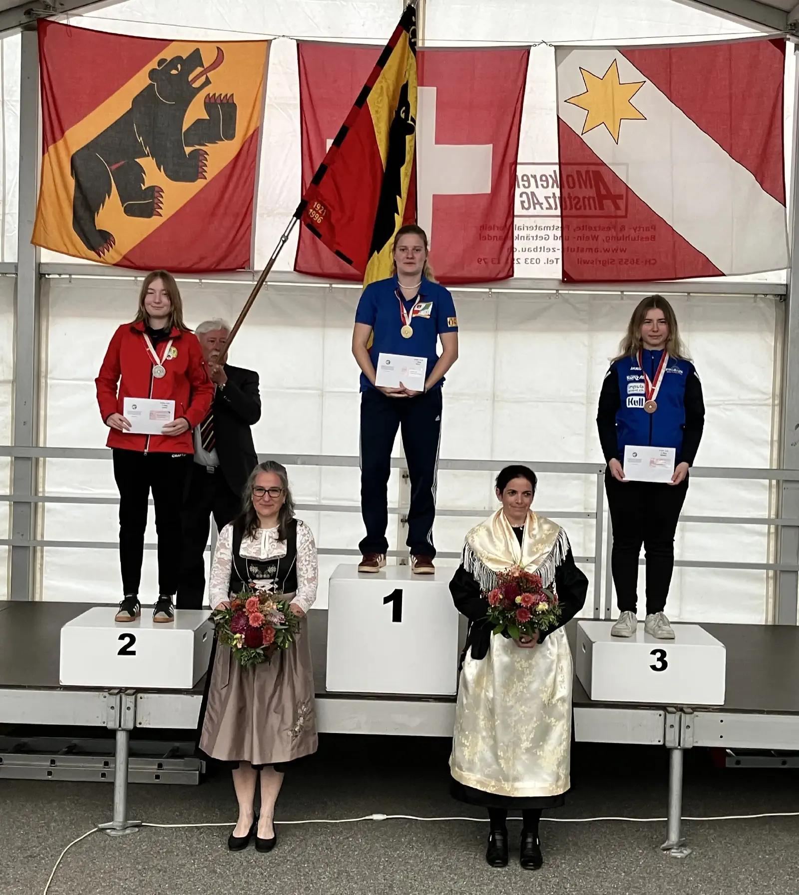 Siegerehrung Gewehr 50m U21 mit Sara Fahrni zuoberst auf dem Podest