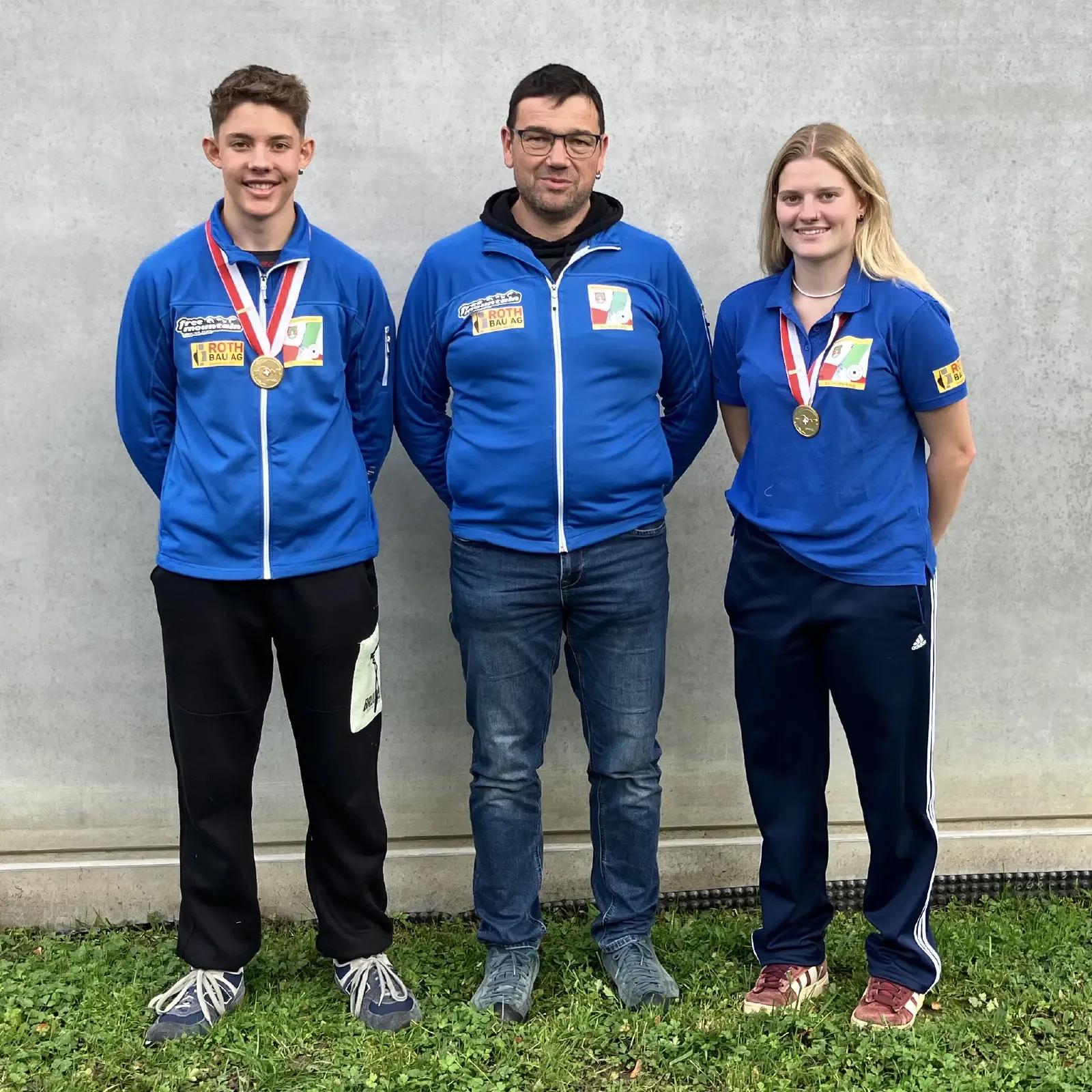 Sara Fahrni und Diego Ineichen mit ihren Goldmedaillen in Thun Guntelsey